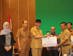 Gubernur Sumbar Serahkan Penghargaan Adhikarya Pangan Nusantara Tingkat Pemprov Sumbar