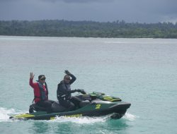 Tunggangi Jetski Sejauh 100 Mil, Wagub Sumbar Antarkan Bantuan Rp12 Miliar Bagi Guru di Daerah 3T