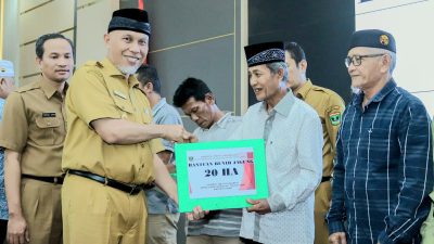 Mahyeldi Serahkan Bantuan Bibit Padi dan Jagung Unggul Kepada Petani Sumbar