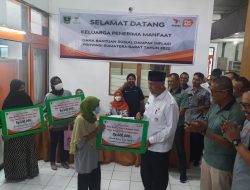 Gubernur Sumbar Serahkan Dana Bantuan Sosial Dampak Inflasi