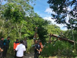Jembatan Roboh, Warga Desa Sekonau Terpaksa Gunakan Perahu untuk Menyebrang