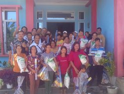 13 Bingkisan Natal untuk Lansia dari Perbakin Sekadau