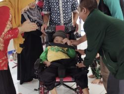 Peduli Kasih, Obon Tabroni Berikan Dua Kursi Roda untuk Penyandang Disabilitas