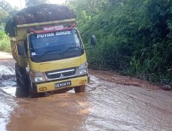Jalan Sekadau-Rawak Rusak Parah, Warga Sekadau Hulu Minta Segera Diperbaiki