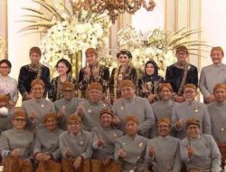 Para Menteri  Foto  Bersama  dengan  Berbusana  Jawa  Beskab dan Belangkon di Resepsi   Kaesang-Erina