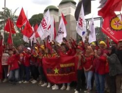 Ratusan Pekerja Gelar Protes Perppu Cipta Kerja