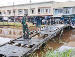 Wujud Peduli, IPM Segedong Gotong-royong Perbaiki Jembatan Rusak