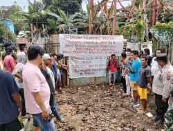 Kecewa dengan Layanan Provider, Warga Jelai Hulu Gembok Pagar BTS di Riam Kota