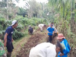 Kades Bersama Perangkat Desa Gedung Agung Lakukan Gotong Royong