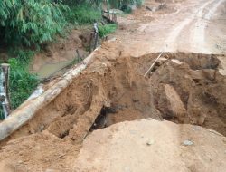 Sempat Diperbaiki, Jalan Cupang Belungai Arah Dusun Bau Sekadau Kembali Longsor