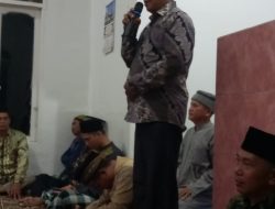 Ustadz Jefri Berikan Tauziah Warga Desa Karang Endah di Masjid Nurul Hidayah Saat Khatam Al-Quran 30 Juz