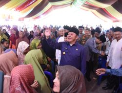 Antusias Warga Sambut Kedatangan Herman Deru di Ponpes Dasussa’adah Sungai Lilin Muba  