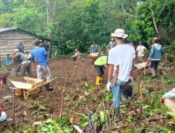 Warga Desa Bintuhan Gotong Royong Menyiapkan Lokasi untuk Pembangunan Masjid An- Nur