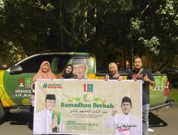 Pengguna Jalan Serbu Pembagian Takjil Relawan Milenial Bersama Hernoe