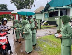 Tebar Keberkahan Ramadhan, Persit KCK Cabang XLVIII Kodim 1204 Sanggau Bagikan Takjil