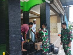 Anggota Kodim 1204 /Sanggau Datangi Mesjid Berikan Takjil