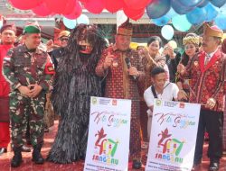 Masyarakat Meriahkan HUT Kota Sanggau ke-407, Pemkab Gelar Apel Kenakan Pakaian Adat