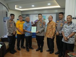 Bupati Surya Serahkan Sertifikat Tanah Pembangunan Polsubsektor Aek Kuasan Kepada Kapolres Asahan