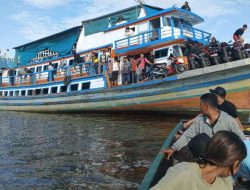 Tabrak Gundukan Pasir, 145 Penumpang Kapal di Kalbar Dievakuasi