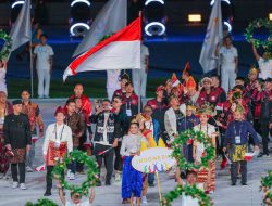 Herman Deru Bangga ketua kontingen Indonesia Promosikan Baju Adat Sumsel Pada Defile Opening Ceremony SEA Games 2023