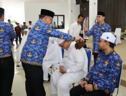 Berikan Cinderamata Dan Upah Upah Saat Penutupan Manasik Haji Akbar Pemkab Asahan