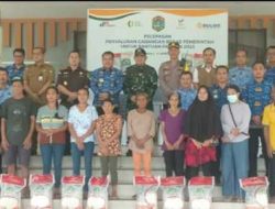 Pemkab Sekadau Serahkan Bantuan Pangan kepada 15.991 KPM