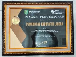 Pemkab Landak Terima  Piagam Penghargaan Gerakan Perlindungan 1 Desa 100 Pekerja Rentan Wilayah Kalbar