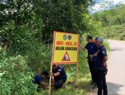 Dinas Perhubungan Sekadau Pasang Rambu Lalin di Ruas Jalan Terdampak Longsor