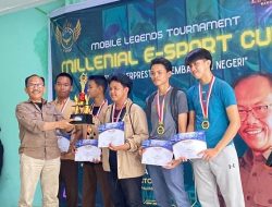 Pembina Milenial E-Sport Serahkan Hadiah Kepada Pemenang