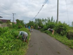 Pemdes Mutar Alam Baru Kecamatan Kota Agung Gotong Royong Bersihkan Bahu Jalan