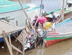Penyebrangan Teluk Batang-Kamboja di Kayong Utara Ambruk, 4 Orang dan 1 Motor Tercebur ke Sungai