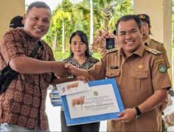 Sambut Idul Adha, Bupati Sekadau Aron Serahkan Hewan Kurban di 7 Kecamatan