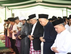 Gubernur dan Wagub Sumsel Sholat Ied Berjamaah Bersama Ribuan Umat Muslim Palembang di Halaman Griya Agung