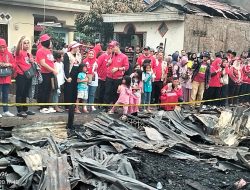DPC PDI Perjuangan Kota Palembang Berikan Bantuan Kepada Korban Kebakaran di 36 Ilir