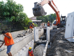 Dinas SDABMBK Pasang U-Dicth di Jalan Maphilindo