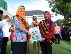 Percepatan Digitalisasi, Nawal Lubis Serahkan 30 Unit Tablet untuk Kabupaten Batubara