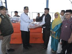 Gubernur Sumbar Serahkan Bantuan Sarana Prasana dan Jaminan Sosial untuk Tingkatkan Kualitas Hidup Para Nelayan