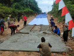 Ratusan Warga Gotong Royong Perbaiki Jalan di Kecamatan Jelai Hulu