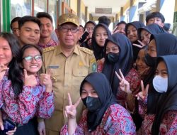 Kunjungi SMA 1 Ketapang, Sutarmidji ke Siswa: Kalau Mau AC Pasang Sendiri