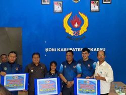 Pemkab dan KONI Sekadau Serahkan Bonus Atlet Berprestasi