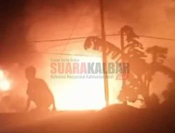 Tiga Bangunan Kayu Terbakar di Pontianak