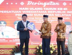 HUT PWRI Ke 61, Herman Deru Terima Penghargaan Wredatama Nugraha Utama