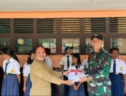 Satgas Pamtas Bagikan Tas untuk Pelajar di Perbatasan