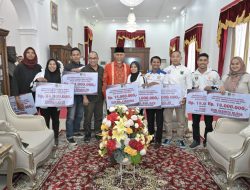 Mahyeldi Menyerahkan Bantuan Dana Latihan Sebesar 1,1 M untuk 2 Pelatih dan 6 Atlet Andalan Sumbar