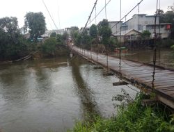 Lapuk Dimakan Usia, Warga Jelai Hulu Takut Jika Jembatan Gantung Riam Kota Roboh