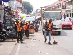 100 Petugas Kebersihan Sigap Bersihkan Sampah Usai Karnaval di Singkawang
