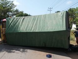 Kecelakaan di Benua Kayong Ketapang, Truk Terguling Hingga Menimpa Pemotor