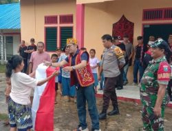Kiprah DAD Mempawah Meriahkan HUT ke-78 RI, Bagikan 300 Bendera Merah Putih ke Masyarakat Adat