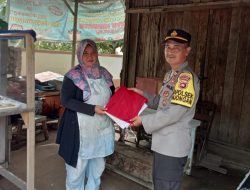 Bagikan Helai Demi Helai Sang Merah Putih, Upaya Polsek Anjongan Bangkitkan Rasa Cinta Tanah Air
