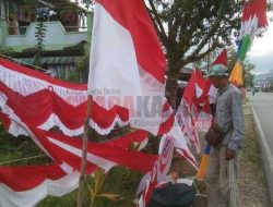 Pedagang Umbul-umbul dan Bendera di Singkawang Keluhkan Omzet Menurun Tahun Ini